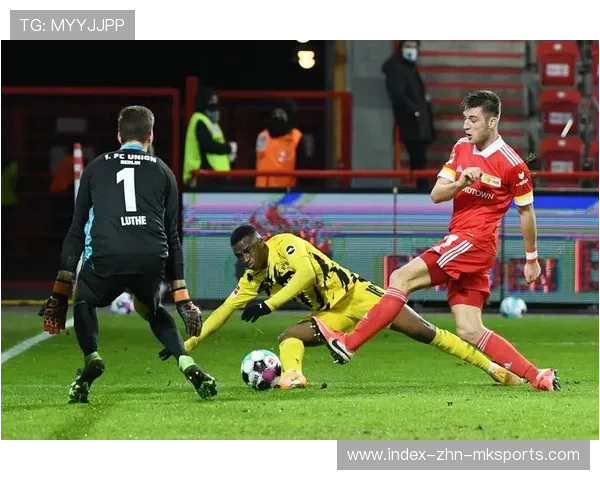 西汉姆前场高压断球后连续射门,最终攻破对方大门